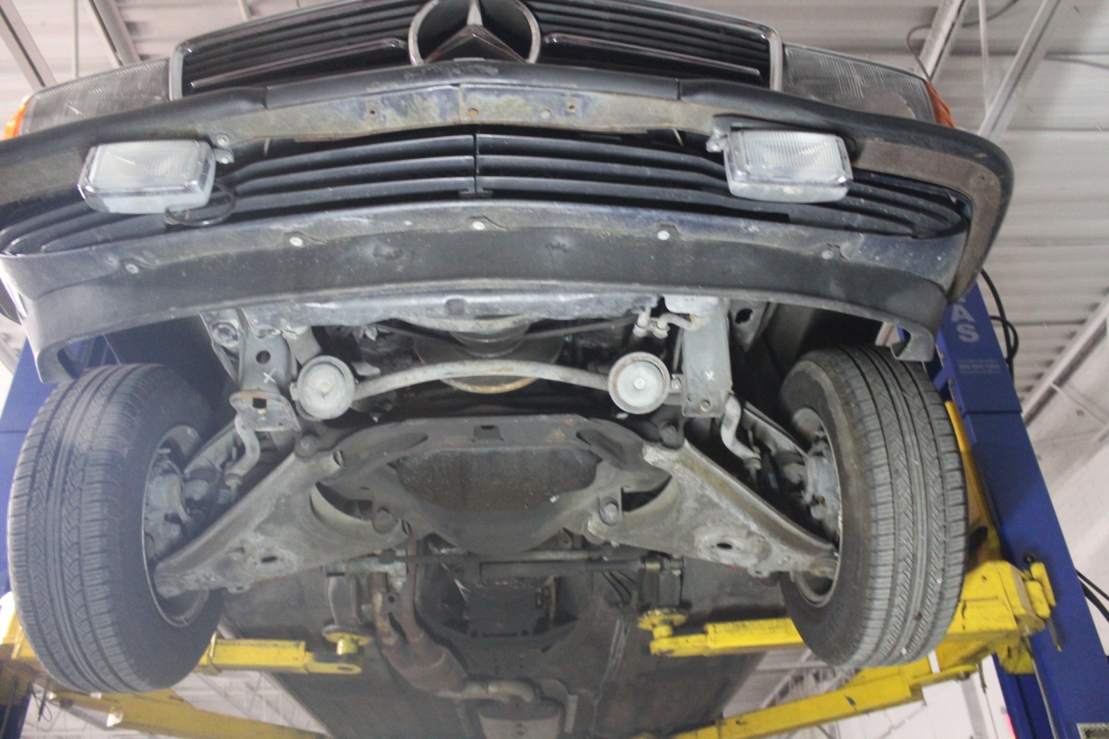 Mercedes-Benz-SL-Class-1984-Convertible-26