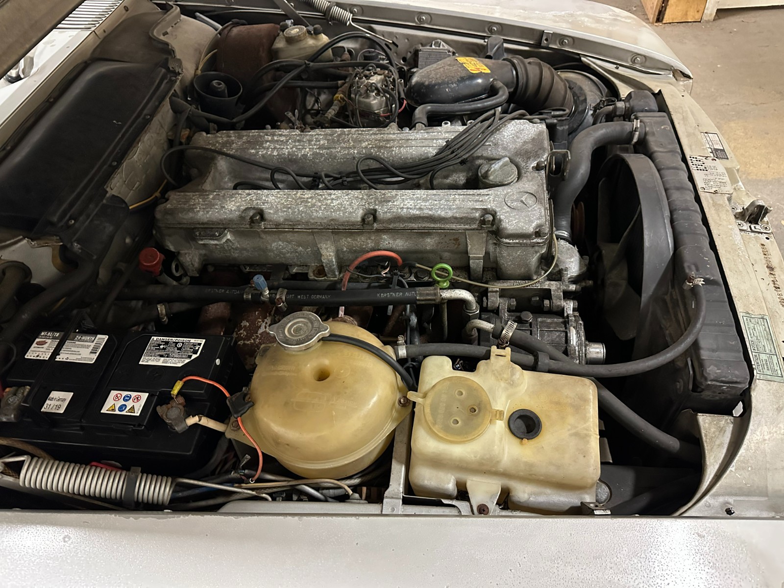 Mercedes-Benz-SL-Class-1984-Convertible-26