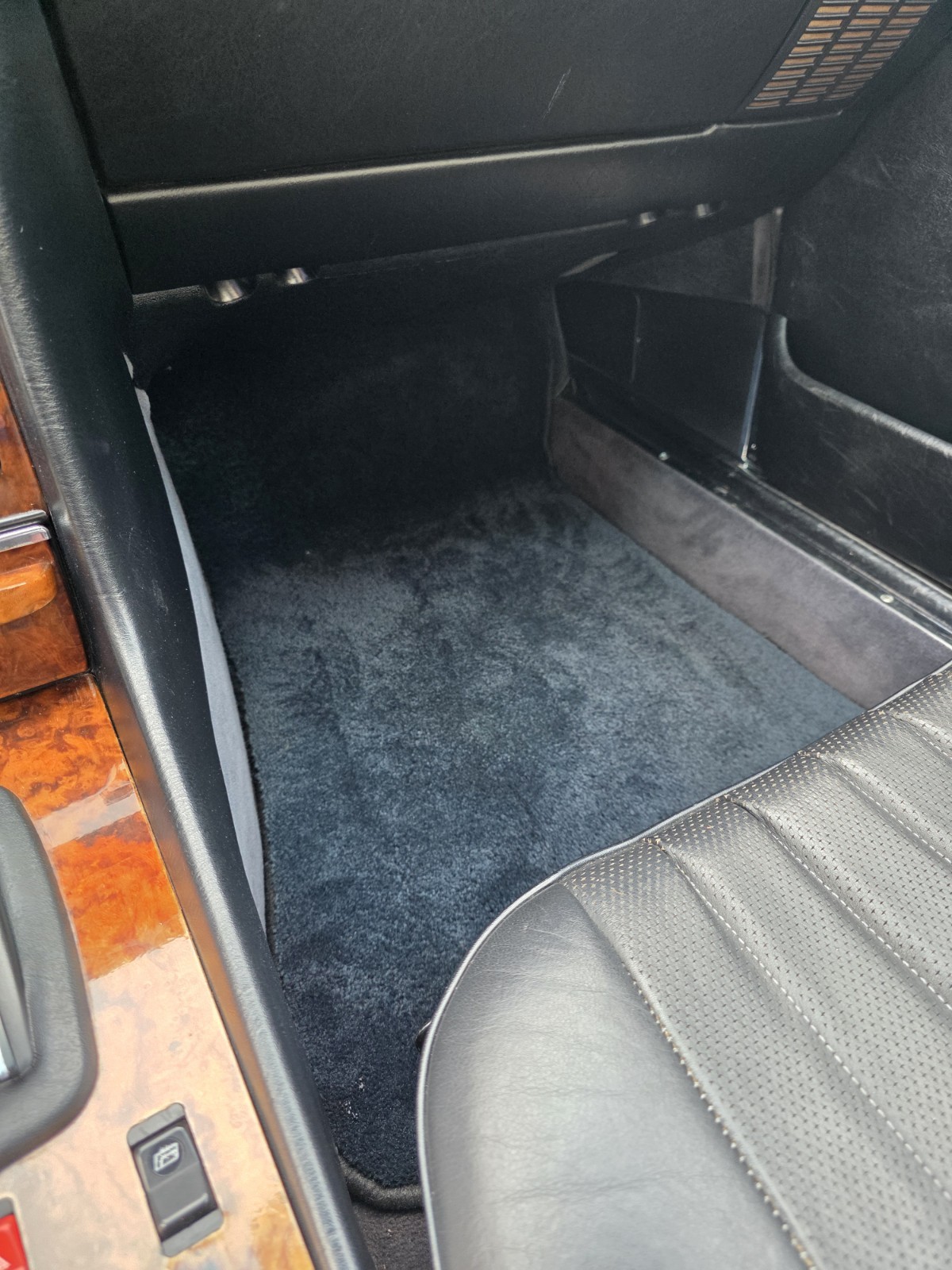 Mercedes-Benz-SL-Class-1985-Convertible-8