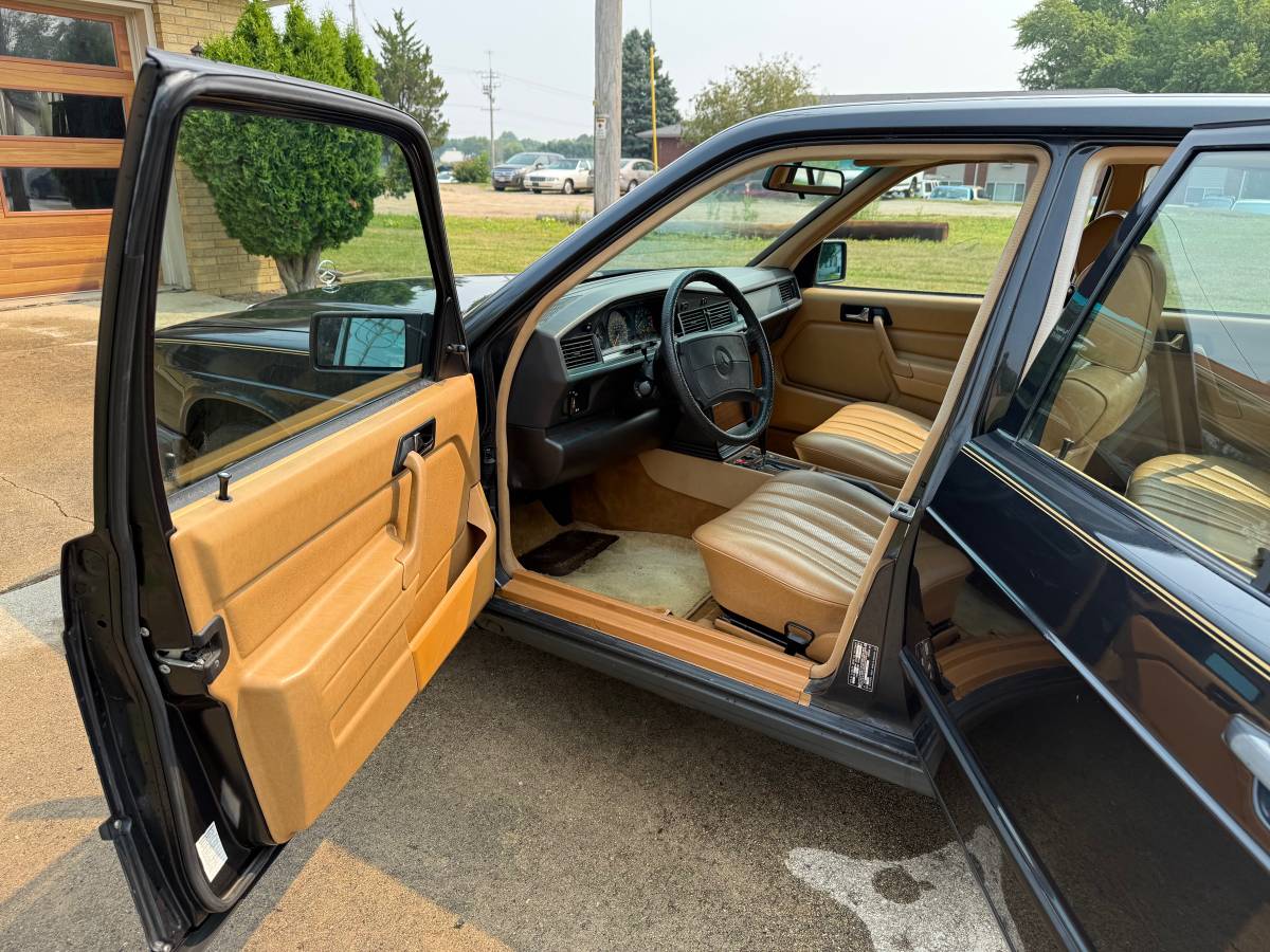 Mercedes-benz-190-190e-2.6-1988-15