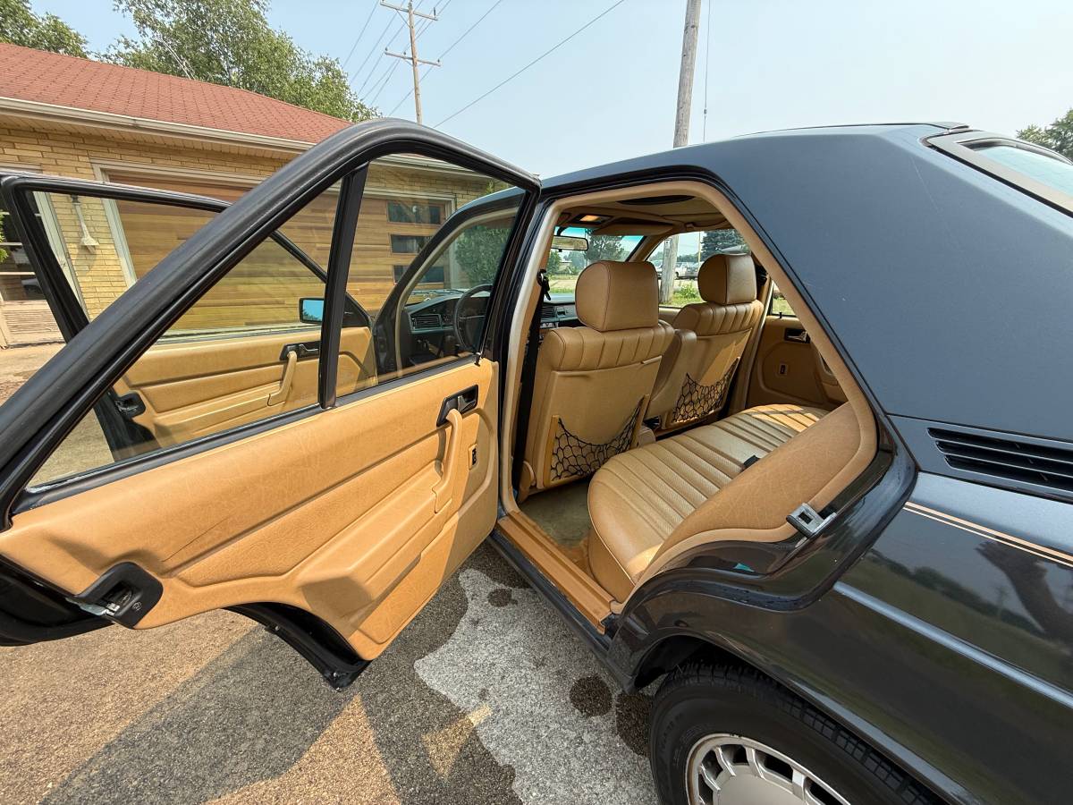 Mercedes-benz-190-190e-2.6-1988-19