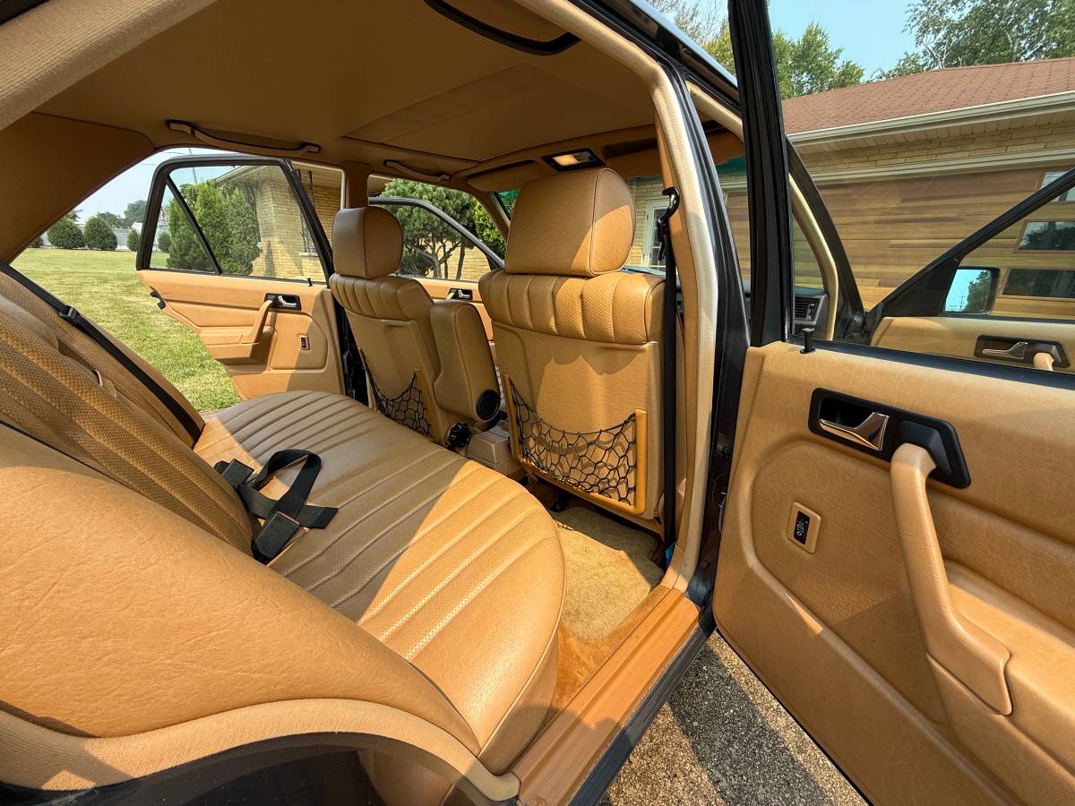 Mercedes-benz-190-190e-2.6-1988-9