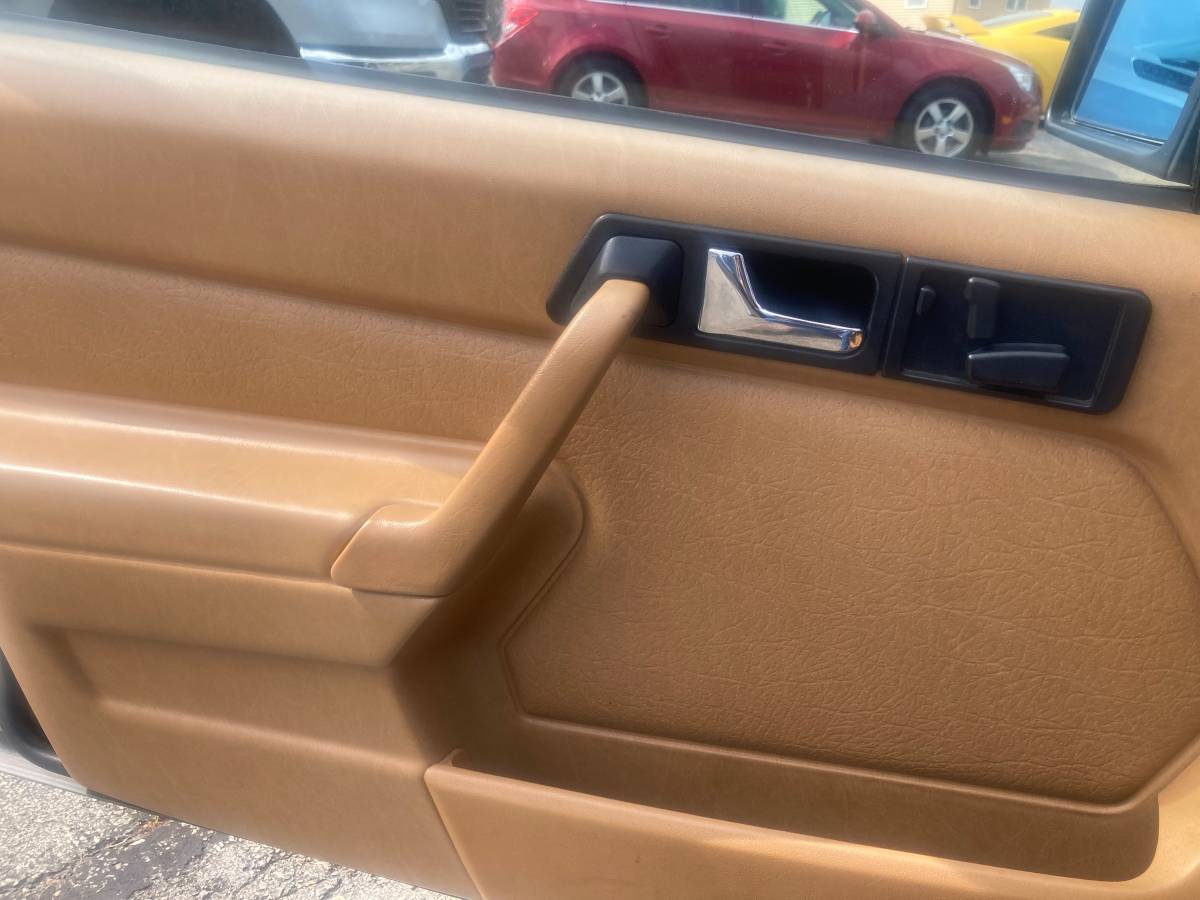 Mercedes-benz-190e-1985-11