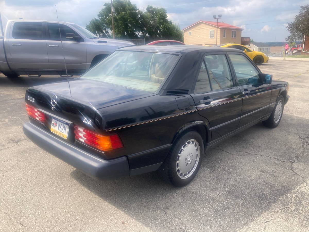 Mercedes-benz-190e-1985-2