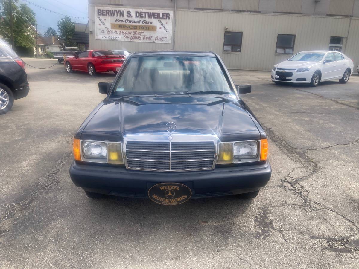 Mercedes-benz-190e-1985-3