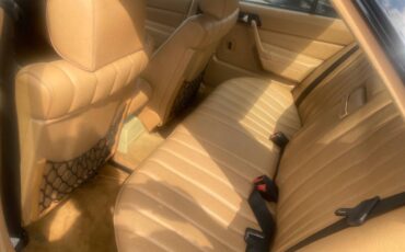Mercedes-benz-190e-1985-4