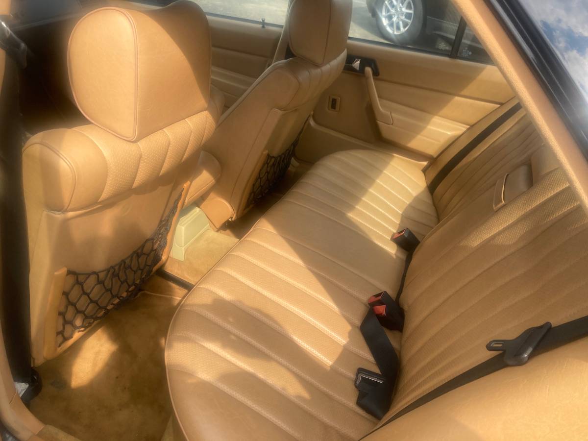 Mercedes-benz-190e-1985-4