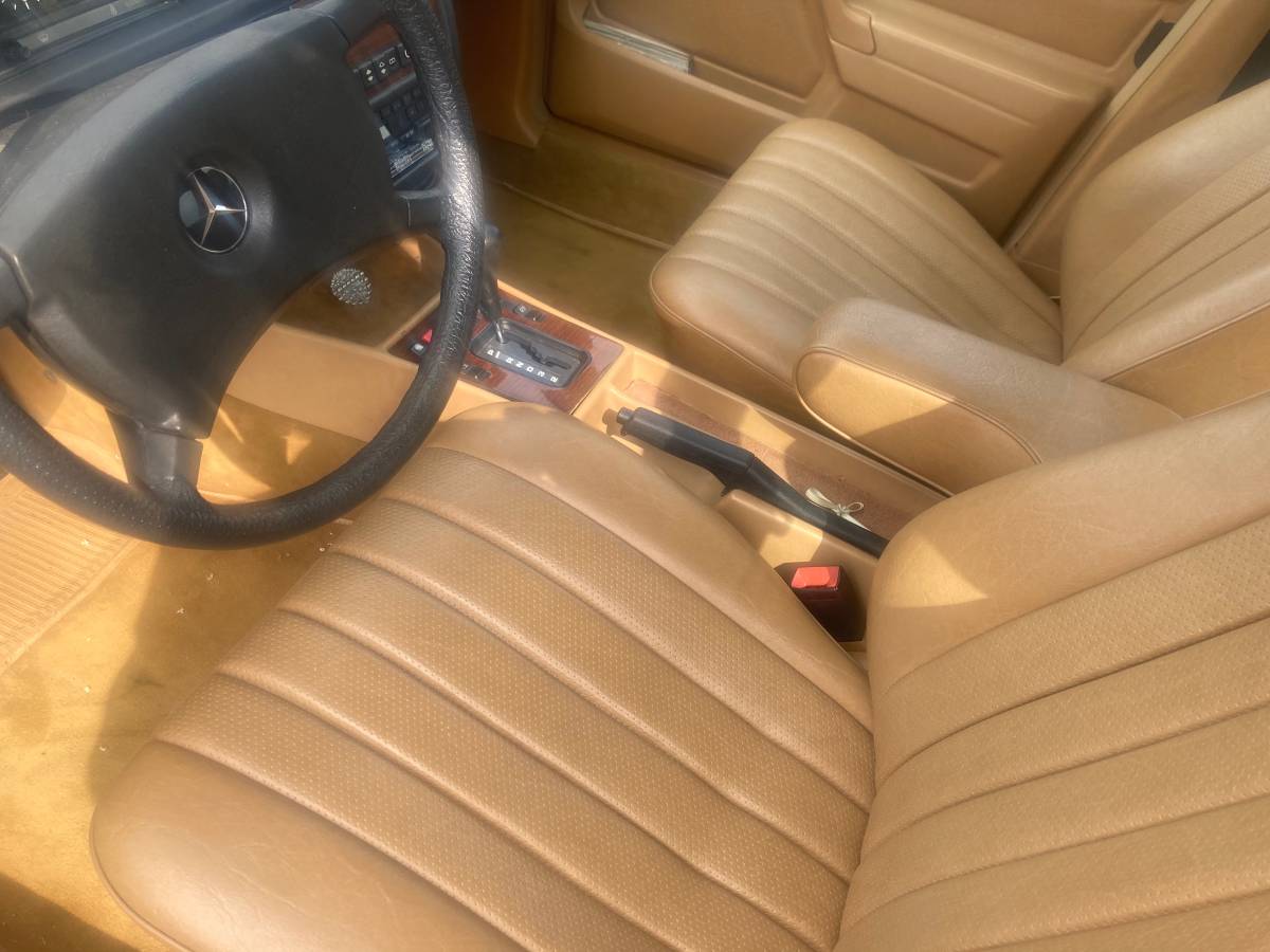 Mercedes-benz-190e-1985-5
