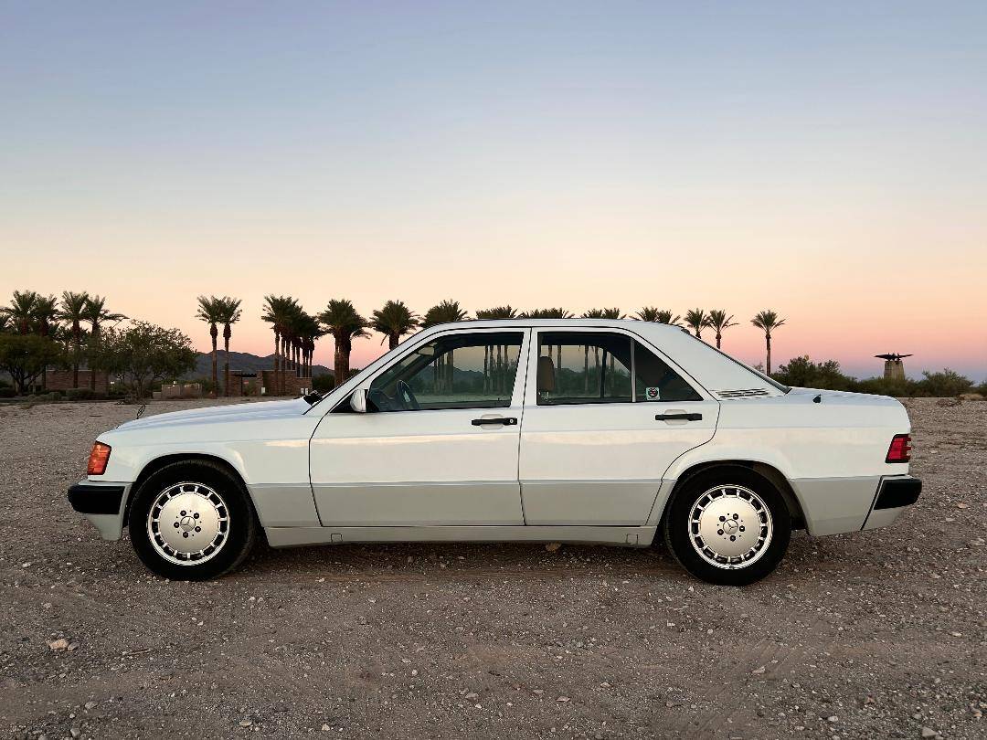 Mercedes-benz-190e-1992-white-8