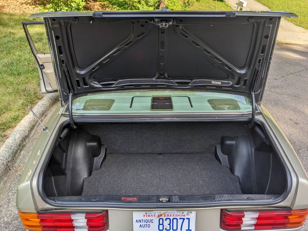 Mercedes-benz-190e-2.3-1992-silver-4