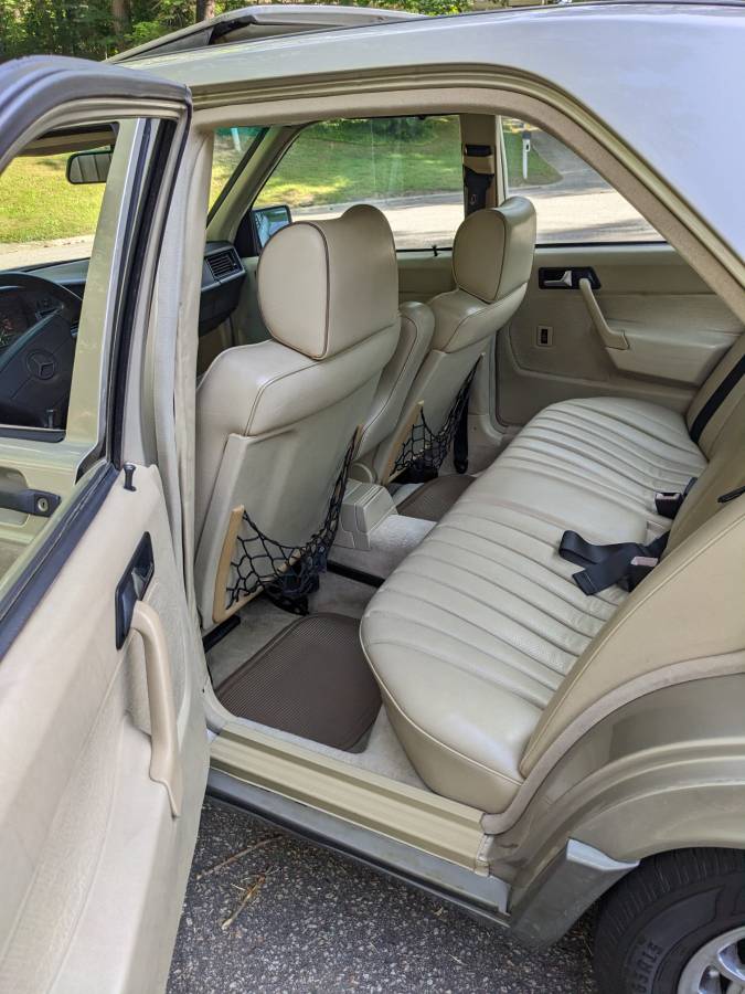 Mercedes-benz-190e-2.3-1992-silver-9