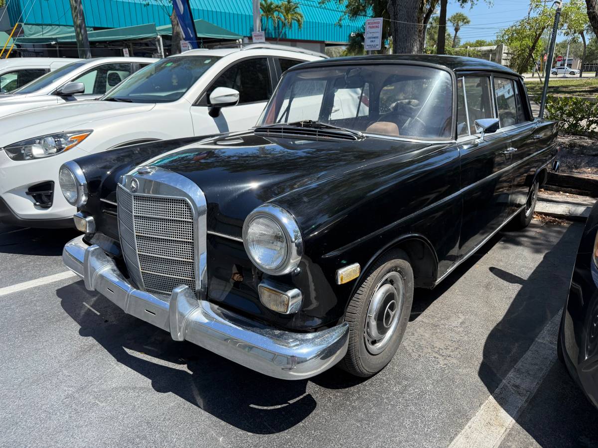 Mercedes-benz-200-1968-black-2
