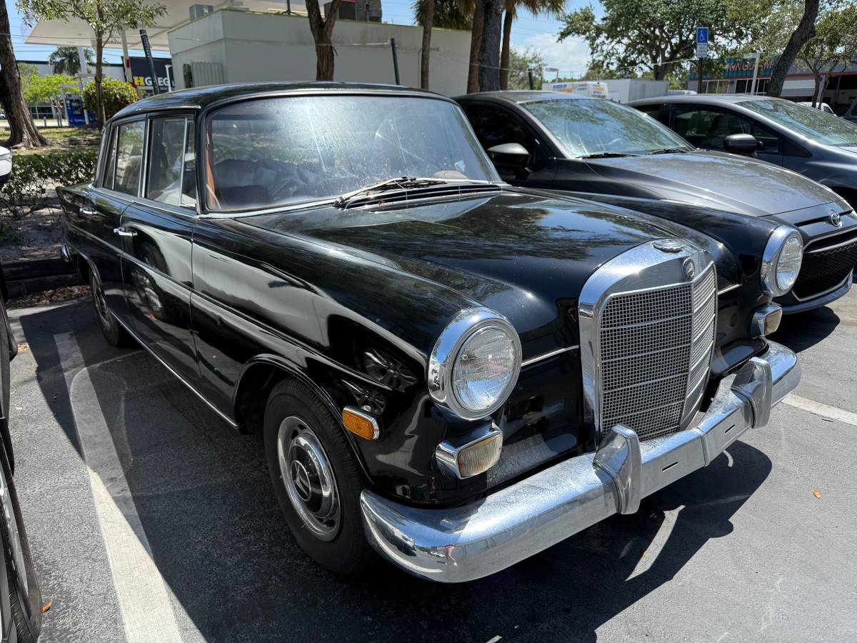 Mercedes-benz-200-1968-black-3