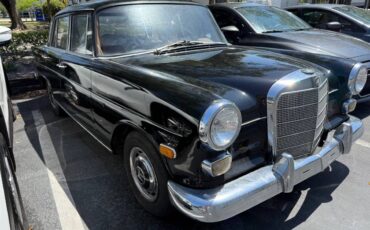 Mercedes-benz-200-1968-black