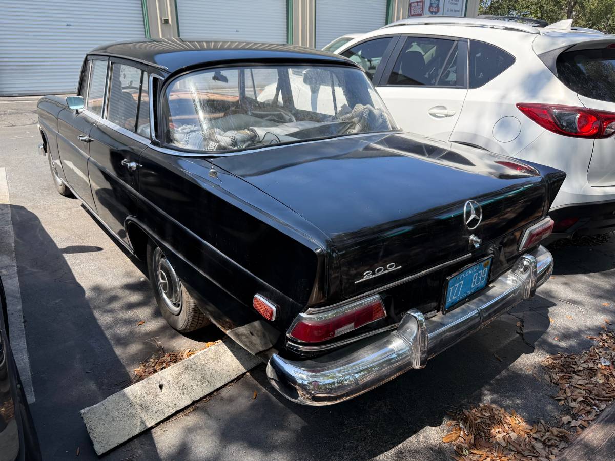 Mercedes-benz-200-1968-black-4
