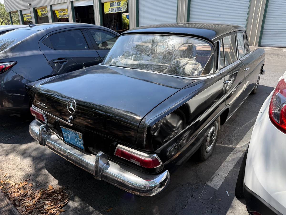 Mercedes-benz-200-1968-black-5