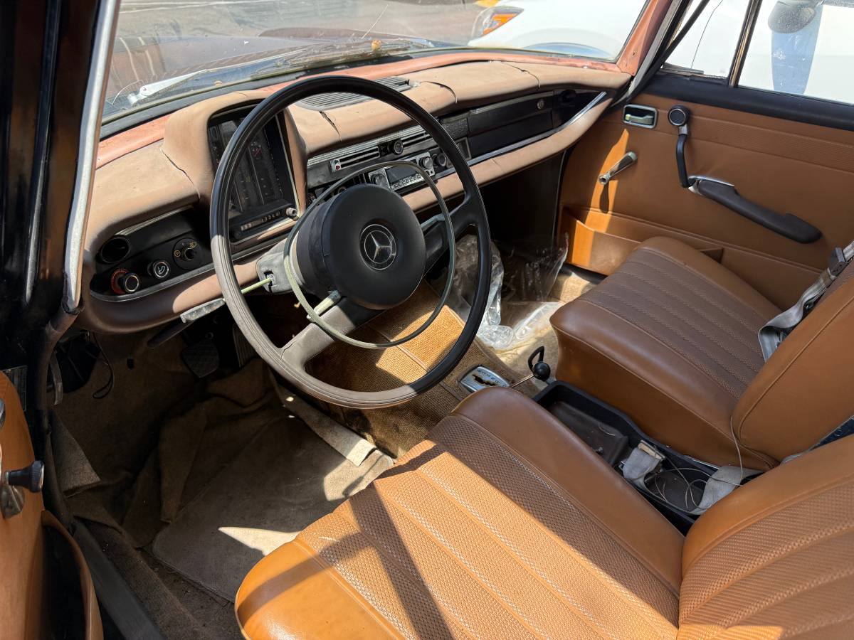 Mercedes-benz-200-1968-black-6