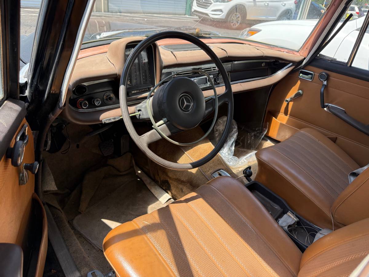 Mercedes-benz-200-1968-black-7