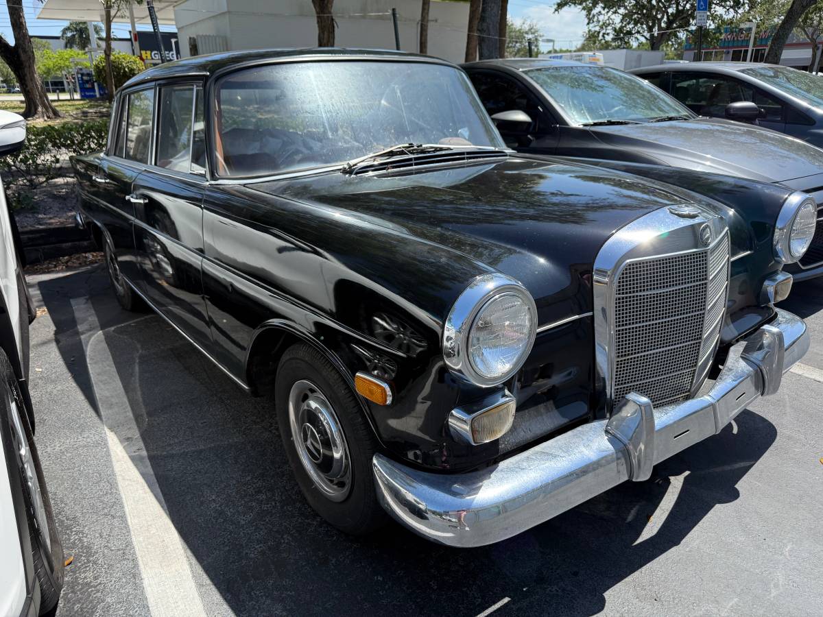 Mercedes-benz-200-1968-black