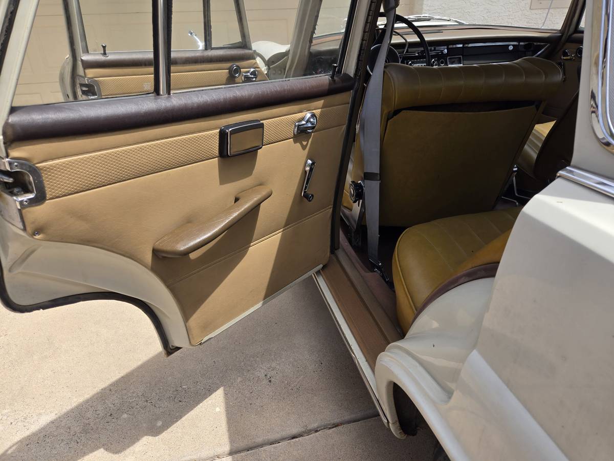 Mercedes-benz-200d-diesel-1967-11
