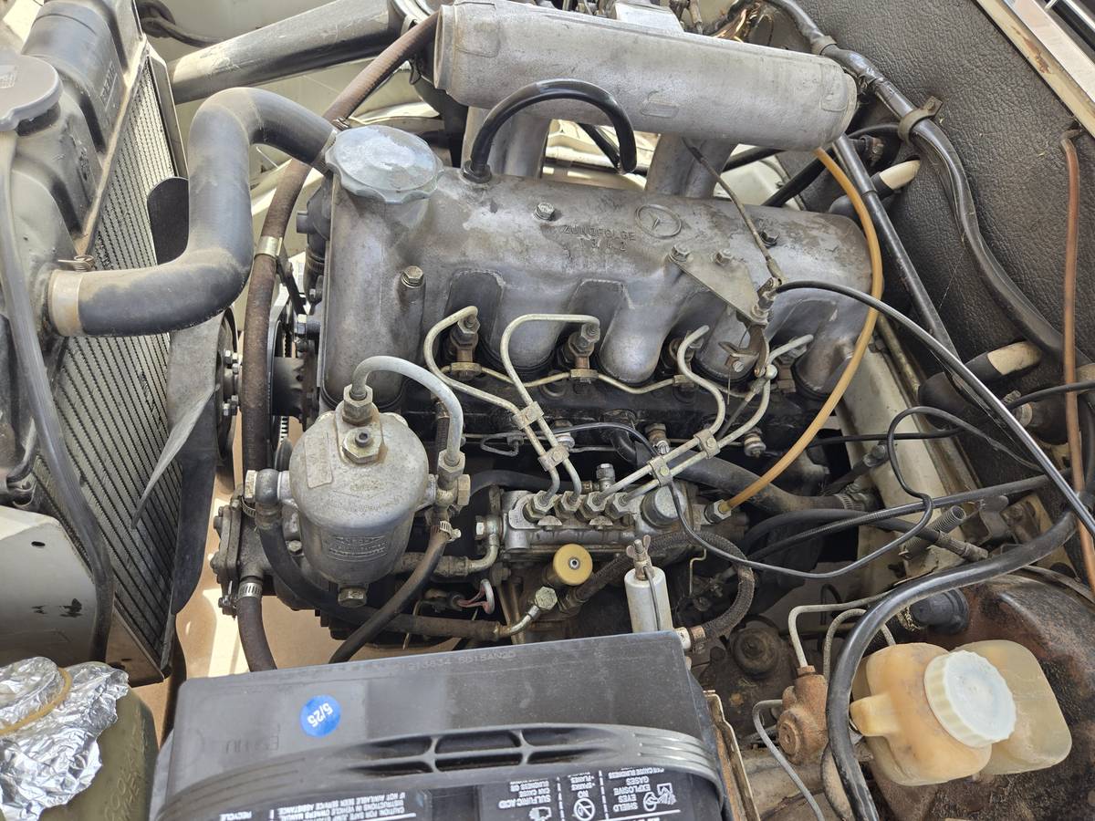 Mercedes-benz-200d-diesel-1967-13