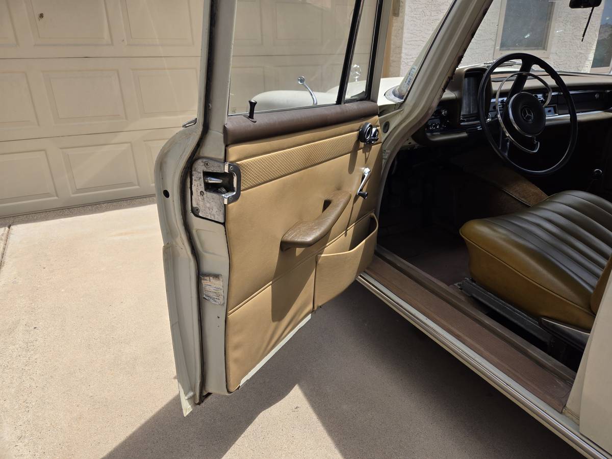 Mercedes-benz-200d-diesel-1967-2