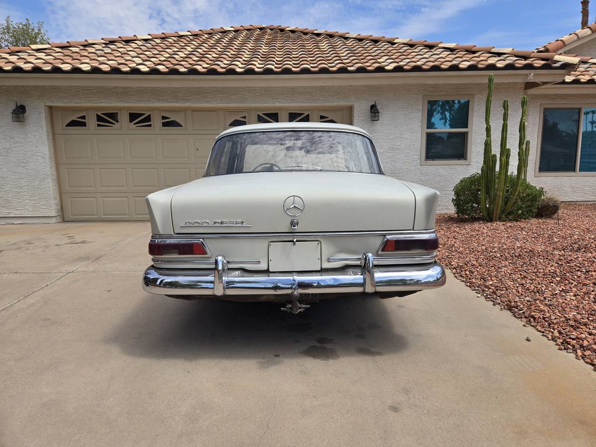 Mercedes-benz-200d-diesel-1967-5