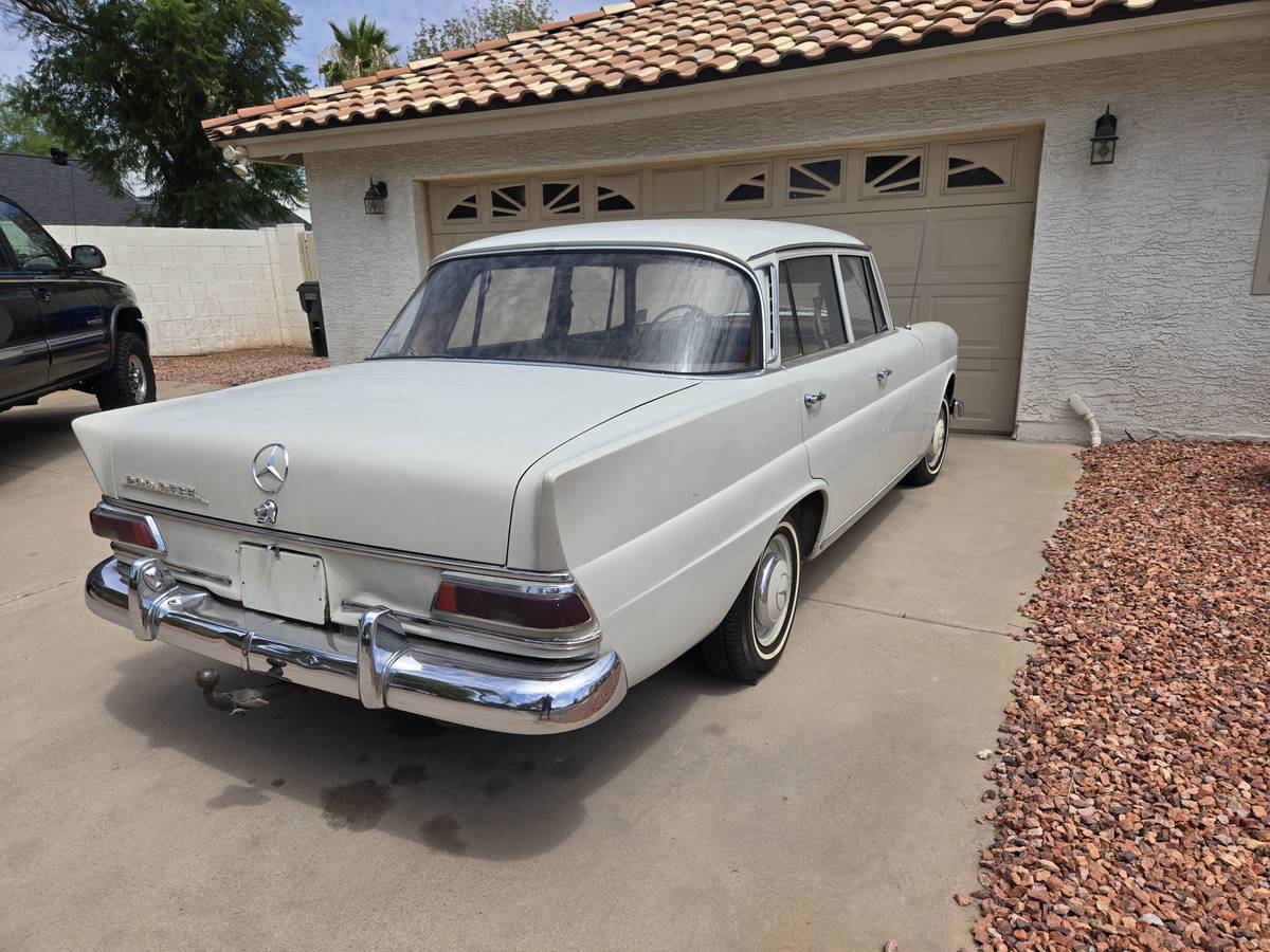 Mercedes-benz-200d-diesel-1967-7