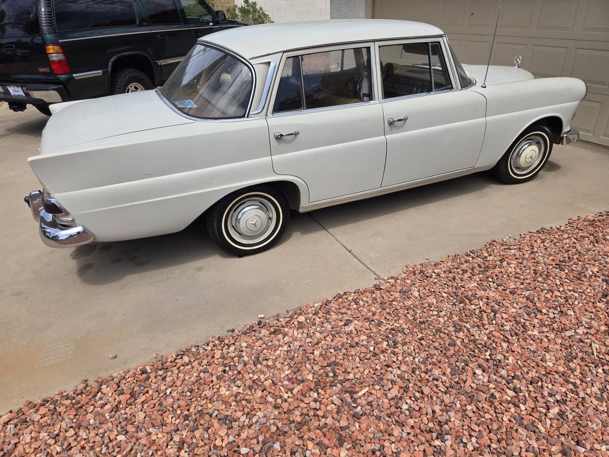 Mercedes-benz-200d-diesel-1967-8