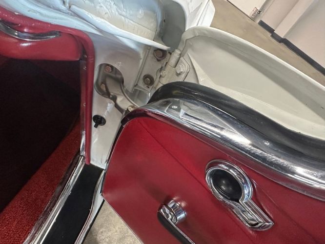 Mercedes-benz-230sl-1966-WhiteBlack-Top-Red-30
