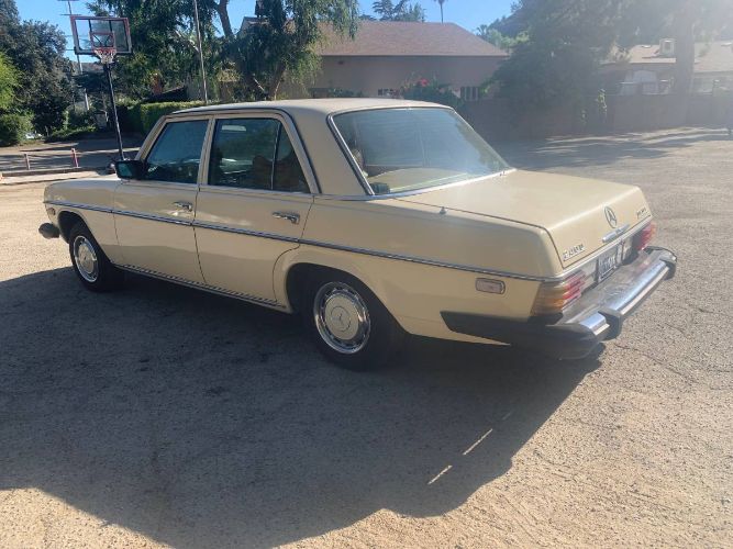 Mercedes-benz-240d-1976-Yellow-16