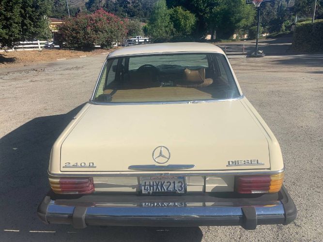 Mercedes-benz-240d-1976-Yellow-17