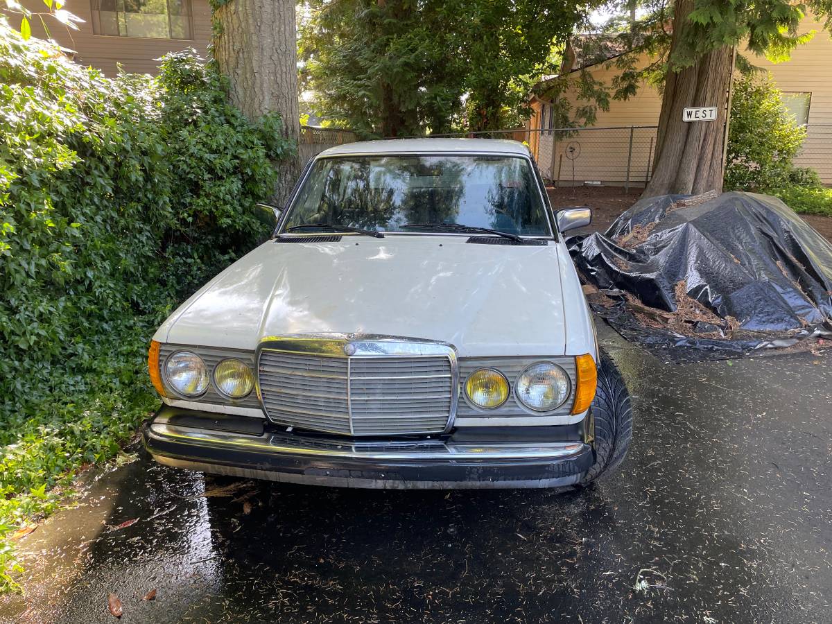 Mercedes-benz-240d-diesel-1982-white-10