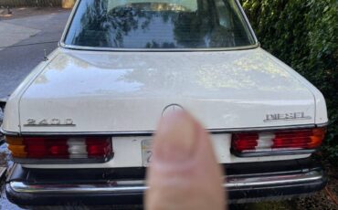 Mercedes-benz-240d-diesel-1982-white-11
