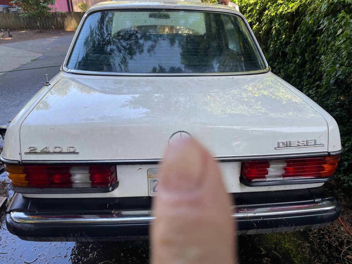 Mercedes-benz-240d-diesel-1982-white-11