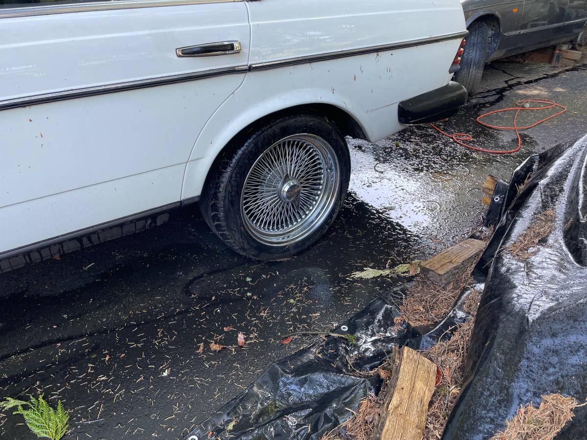 Mercedes-benz-240d-diesel-1982-white-12