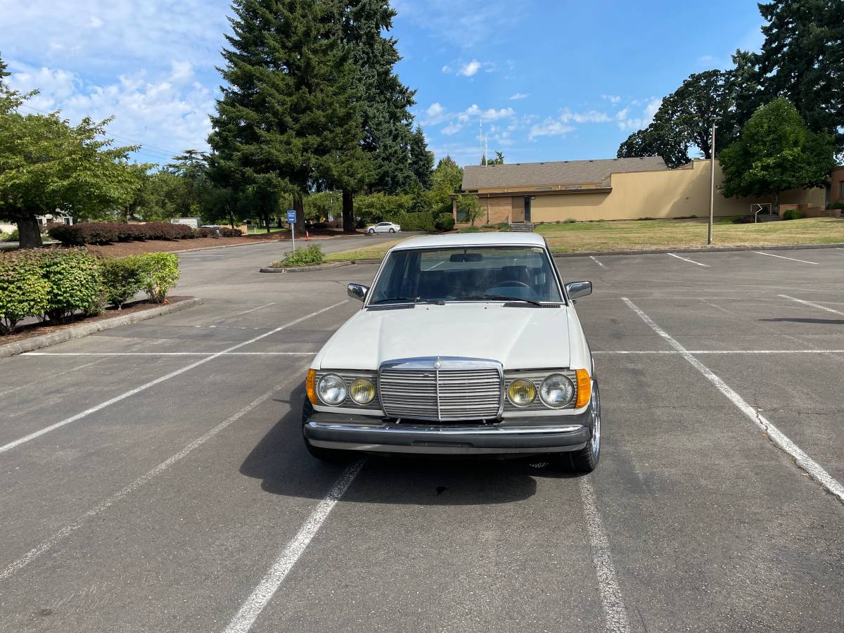 Mercedes-benz-240d-diesel-1982-white-5