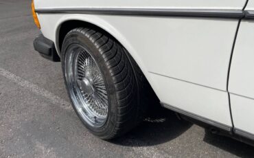 Mercedes-benz-240d-diesel-1982-white-6
