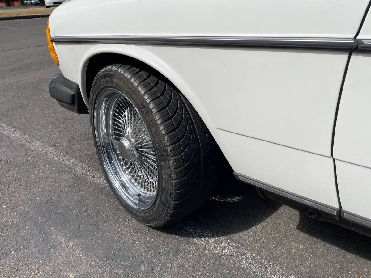Mercedes-benz-240d-diesel-1982-white-6