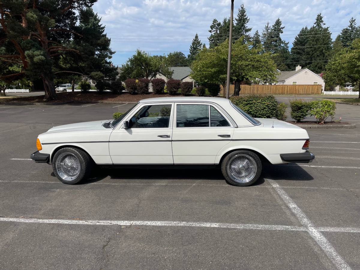 Mercedes-benz-240d-diesel-1982-white-7