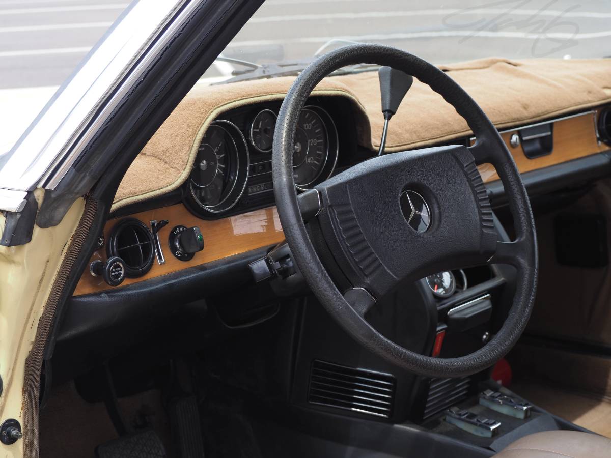 Mercedes-benz-280c-1974-yellow-12
