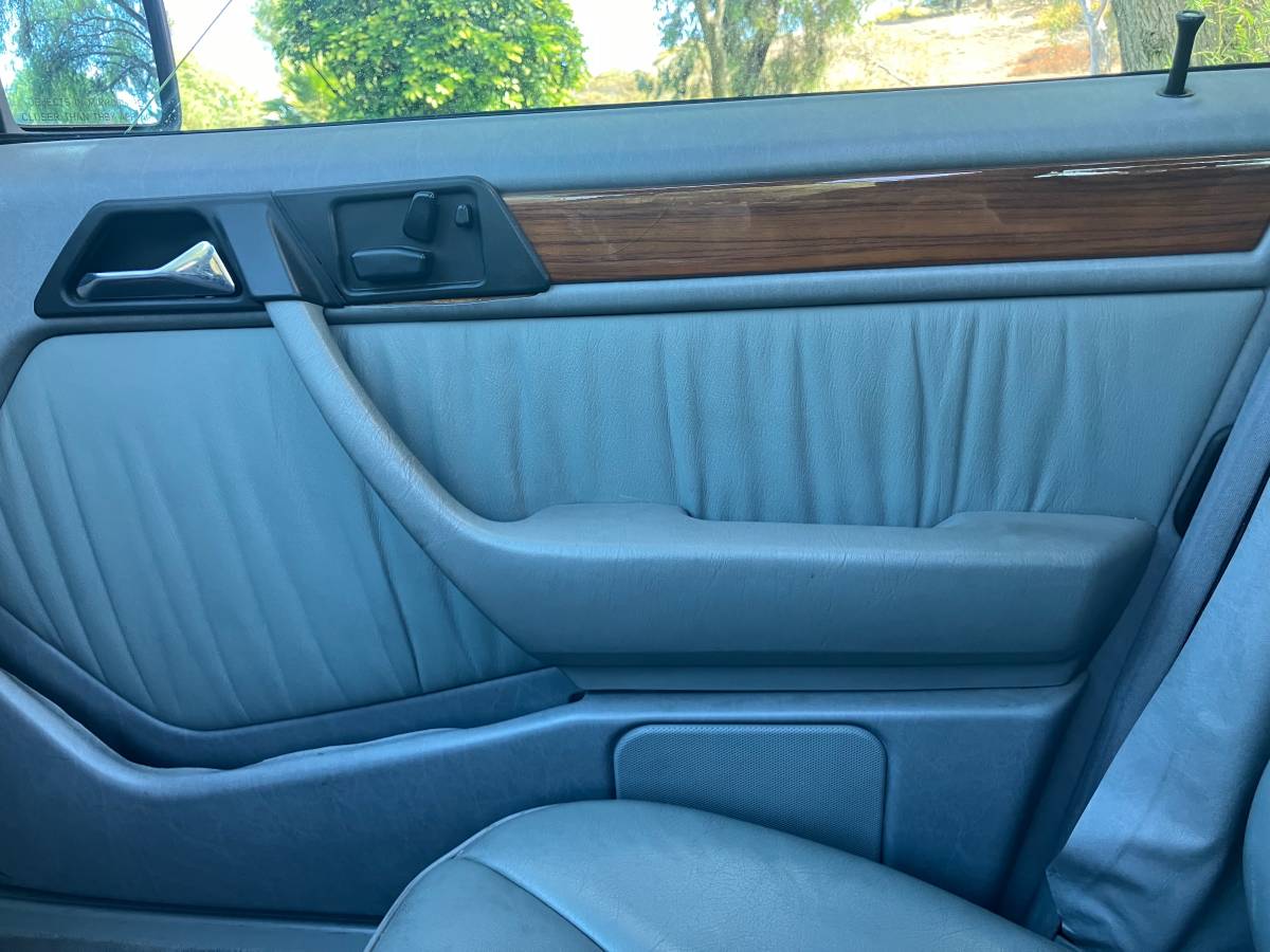 Mercedes-benz-300-1993-white-13