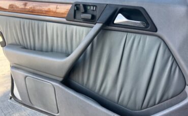 Mercedes-benz-300-1993-white-17