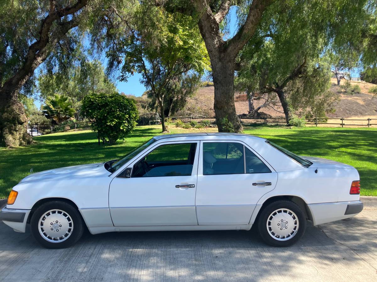 Mercedes-benz-300-1993-white-4