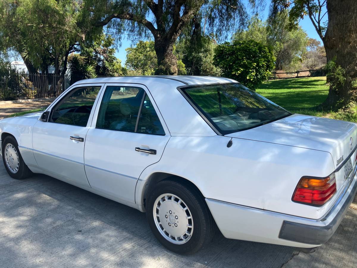 Mercedes-benz-300-1993-white-5