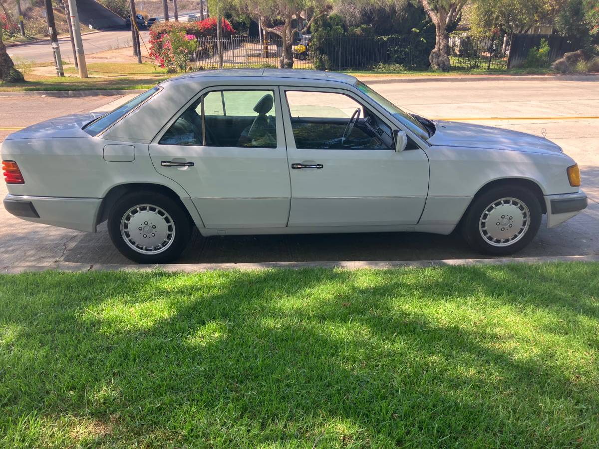Mercedes-benz-300-1993-white-6