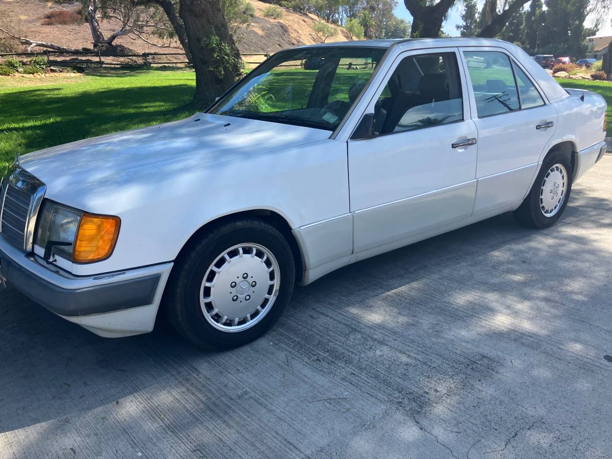 Mercedes-benz-300-1993-white-7