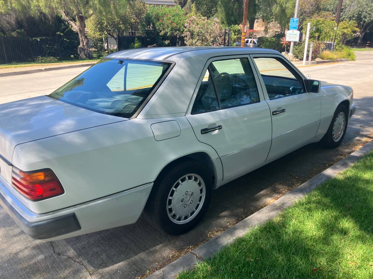 Mercedes-benz-300-1993-white-8