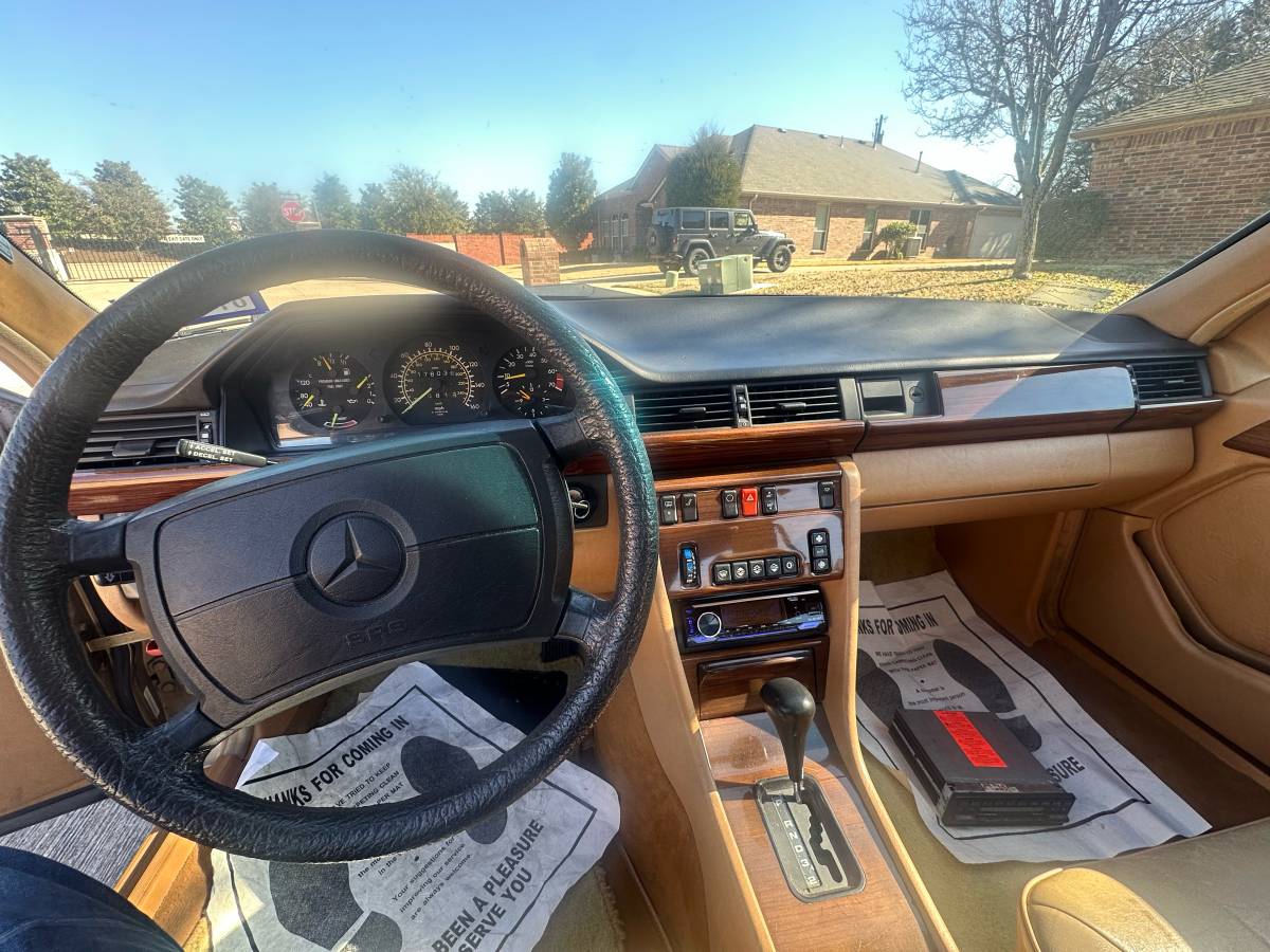 Mercedes-benz-300-300e-1987-9