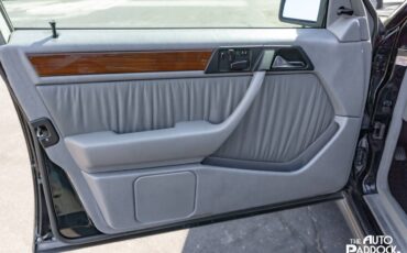 Mercedes-benz-300-300e-1990-black-21